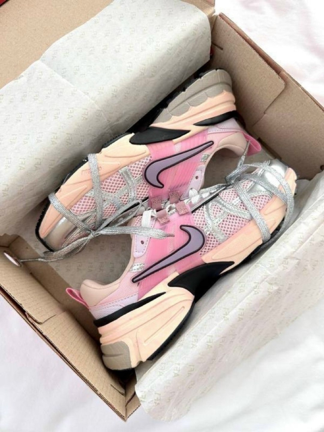 кроссовки для бега v2k run женские с низким верхом серебристо-розовые nike,nike кроссовки,женские кроссовки,кроссовки nike женские,кроссовки беговые женские