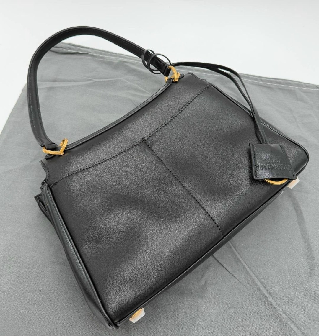 маленькая черная сумка из коровьей кожи с замком balenciaga,сумка balenciaga,balenciaga сумка женская,сумка balenciaga rodeo,повседневная сумка из коровьей кожи с замком черная balenciaga