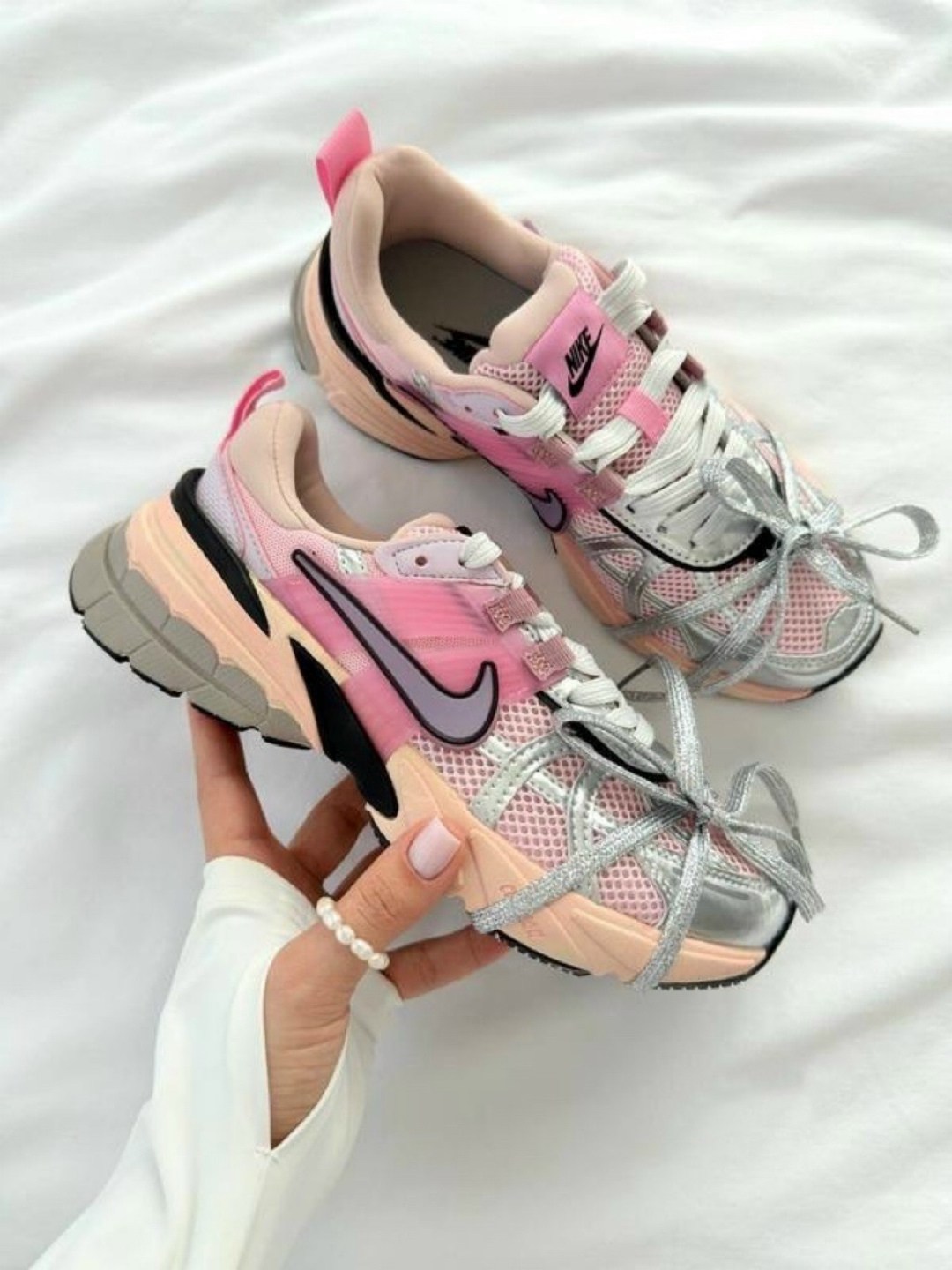 кроссовки для бега v2k run женские с низким верхом серебристо-розовые nike,nike кроссовки,женские кроссовки,кроссовки nike женские,кроссовки беговые женские