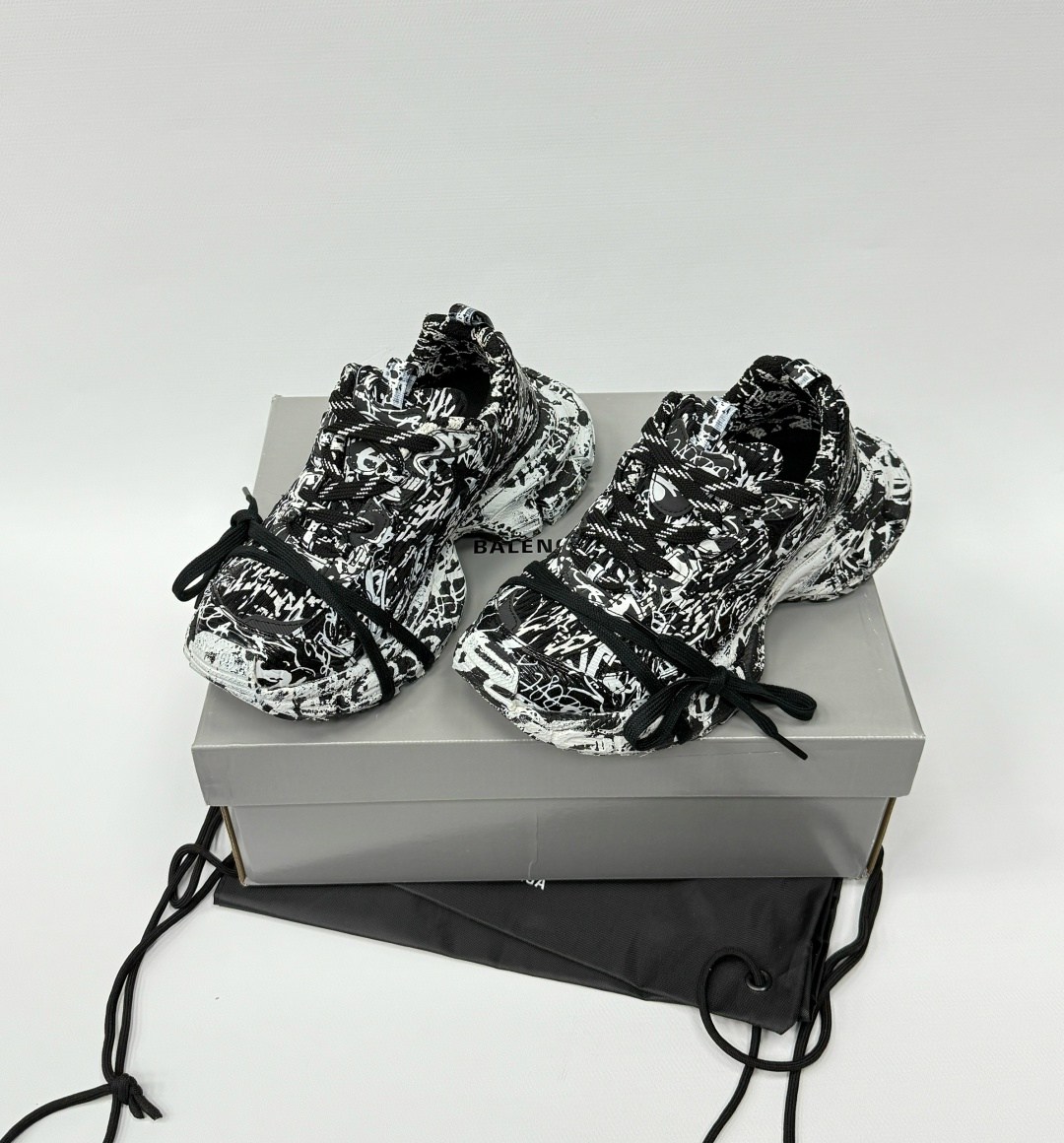 кроссовки balenciaga phantom sneaker 3xl,кроссовки balenciaga,кроссовки balenciaga track sneaker 'graffiti - white black',женские кроссовки balenciaga,balenciaga кроссовки graffiti track черный