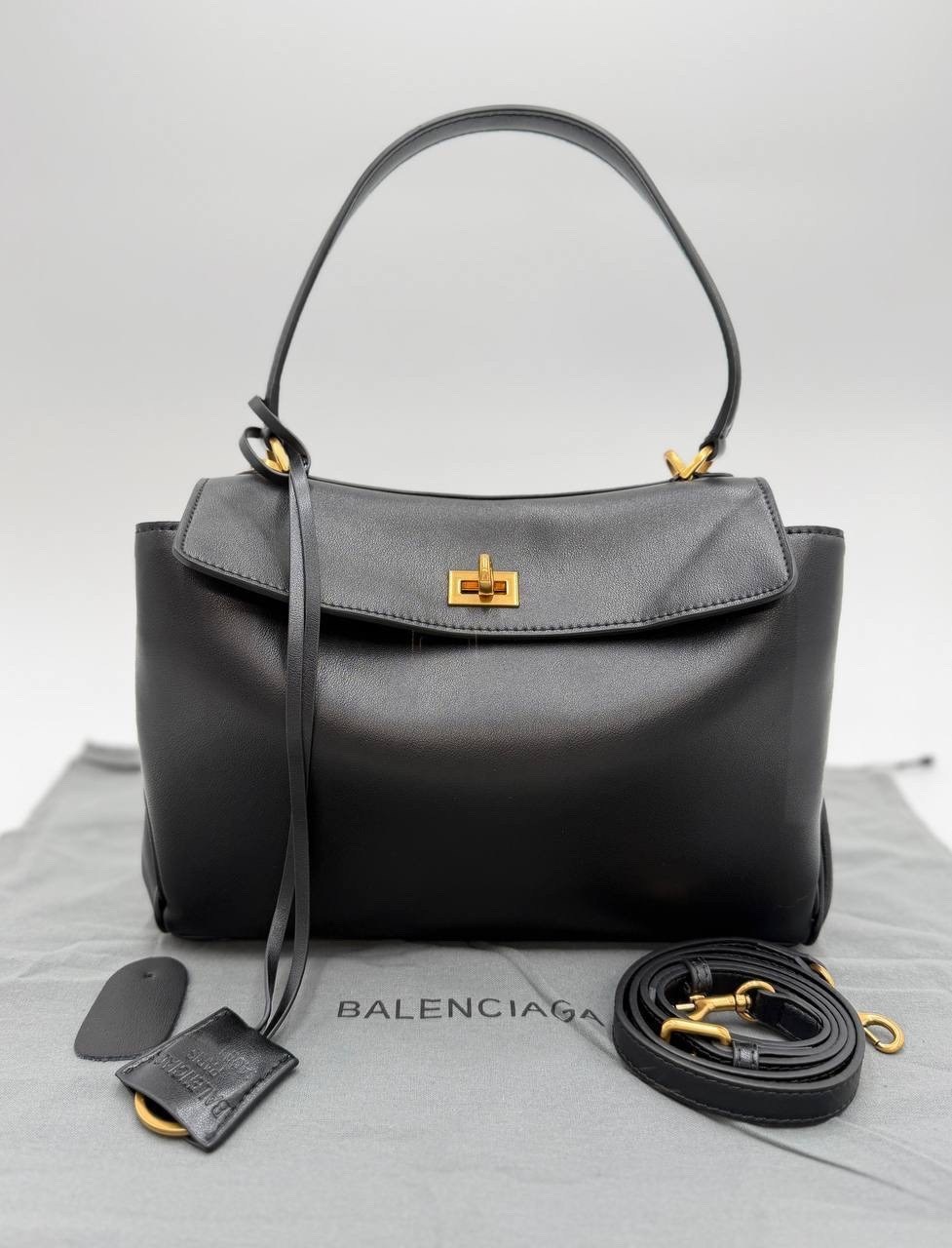 маленькая черная сумка из коровьей кожи с замком balenciaga,сумка balenciaga,balenciaga сумка женская,сумка balenciaga rodeo,повседневная сумка из коровьей кожи с замком черная balenciaga