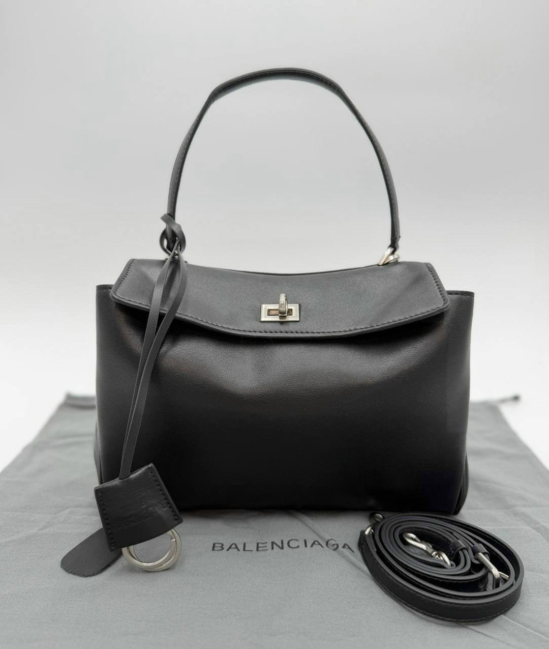 маленькая черная сумка из коровьей кожи с замком balenciaga,сумка balenciaga,balenciaga сумка женская,сумка balenciaga rodeo,повседневная сумка из коровьей кожи с замком черная balenciaga