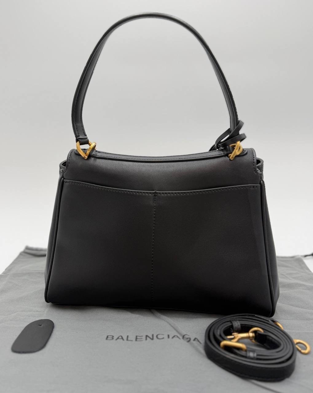 маленькая черная сумка из коровьей кожи с замком balenciaga,сумка balenciaga,balenciaga сумка женская,сумка balenciaga rodeo,повседневная сумка из коровьей кожи с замком черная balenciaga