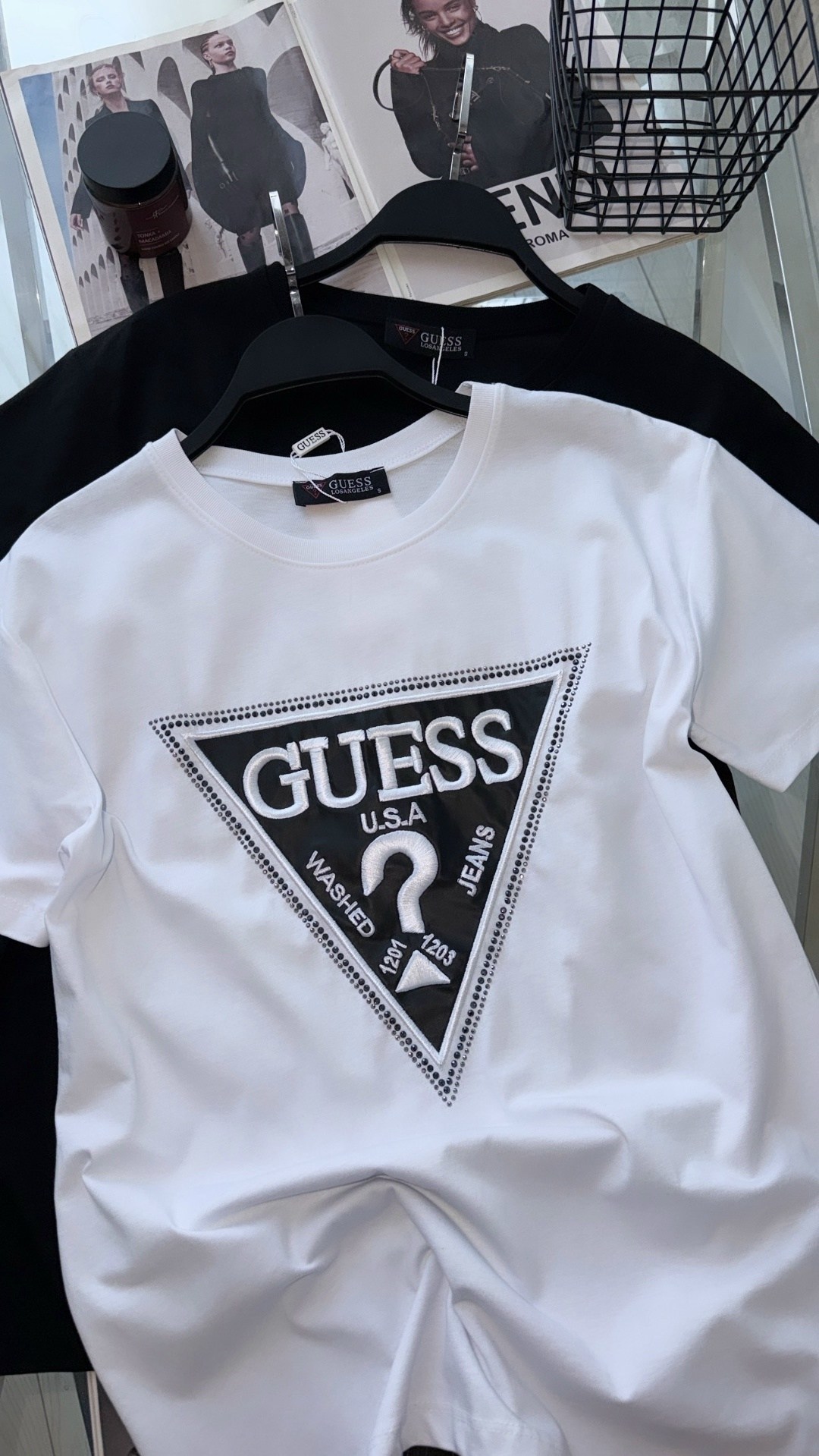 женские футболки guess,футболка guess,футболка с принтом guess,мужские футболки guess,футболка guess белый
