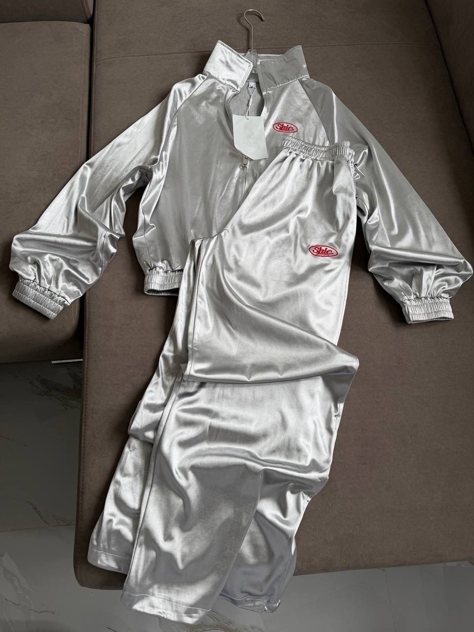 спортивные костюм,спортивные костюмы женские,спортивный костюм модный,женский костюм,костюм светоотражающий спортивный женский название