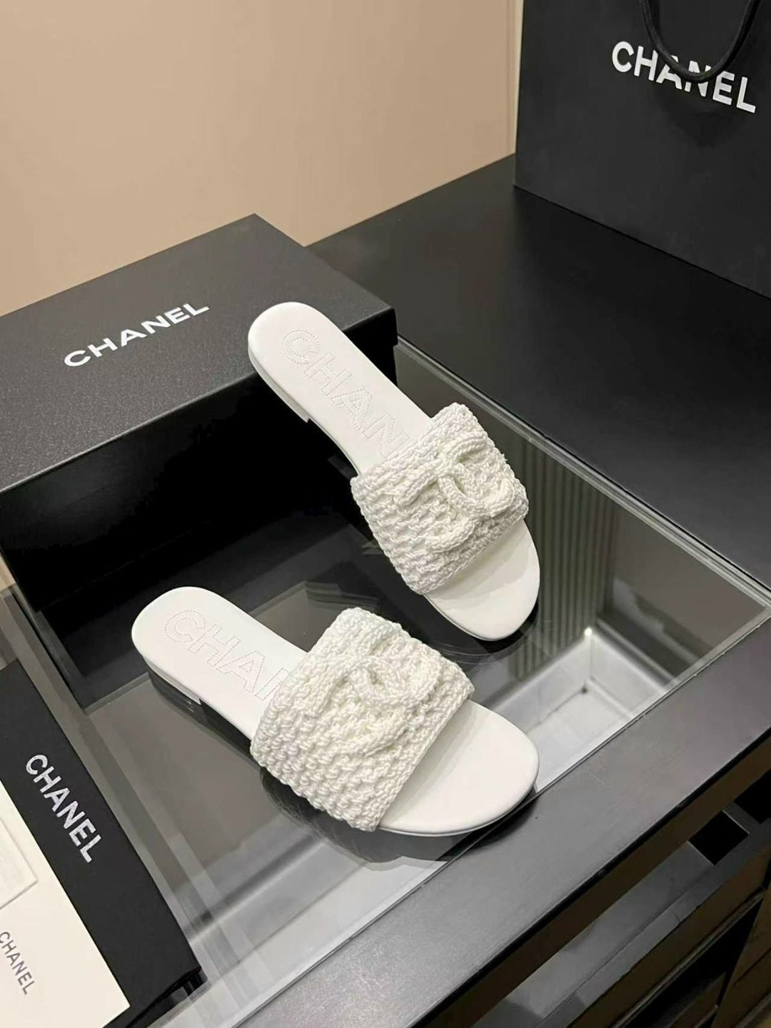 ,шлепанцы chanel,шлепанцы женские,босоножки chanel,тапочки модные