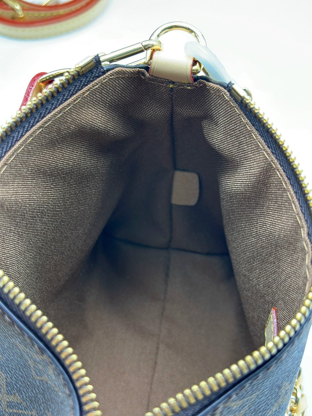 louis vuitton женская сумка,lv louis vuitton женская модная классическая сумка через плечо,сумка louis vuitton c тканевым ремнем и косметичкой,сумкa louis vuitton,louis vuitton сумка на плечо