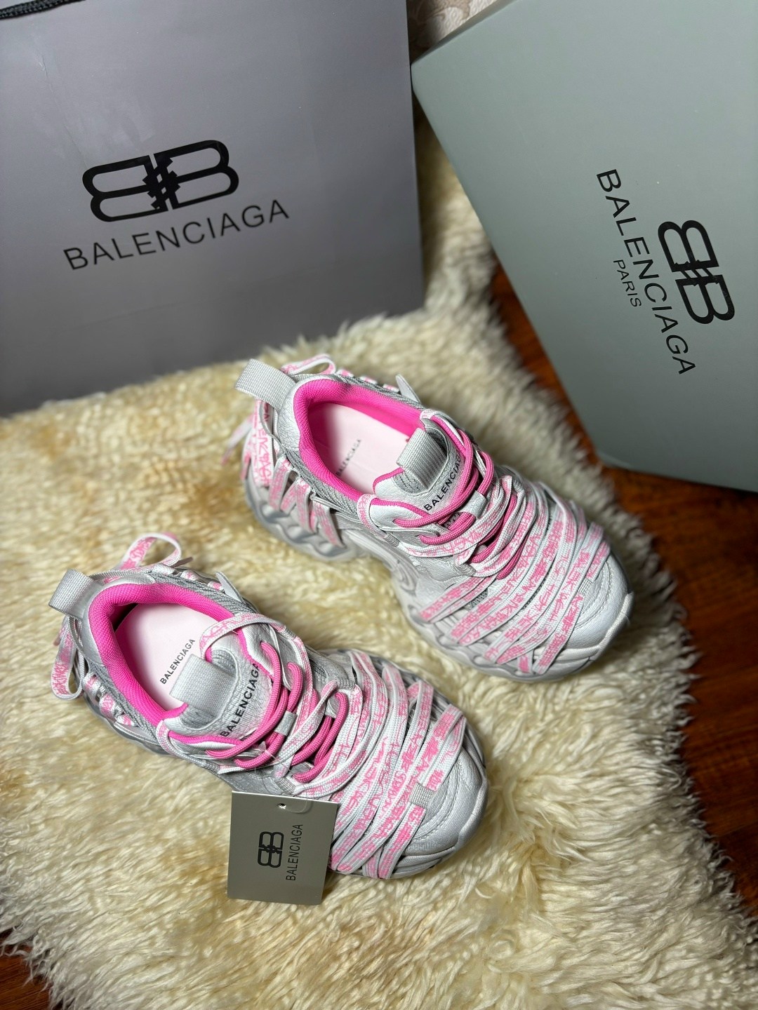 кроссовки женские balenciaga,balenciaga кроссовки,женские кроссовки balenciaga 3xl,кроссовки balenciaga 3xl,женские кроссовки balenciaga 3xl серебристые с розовым