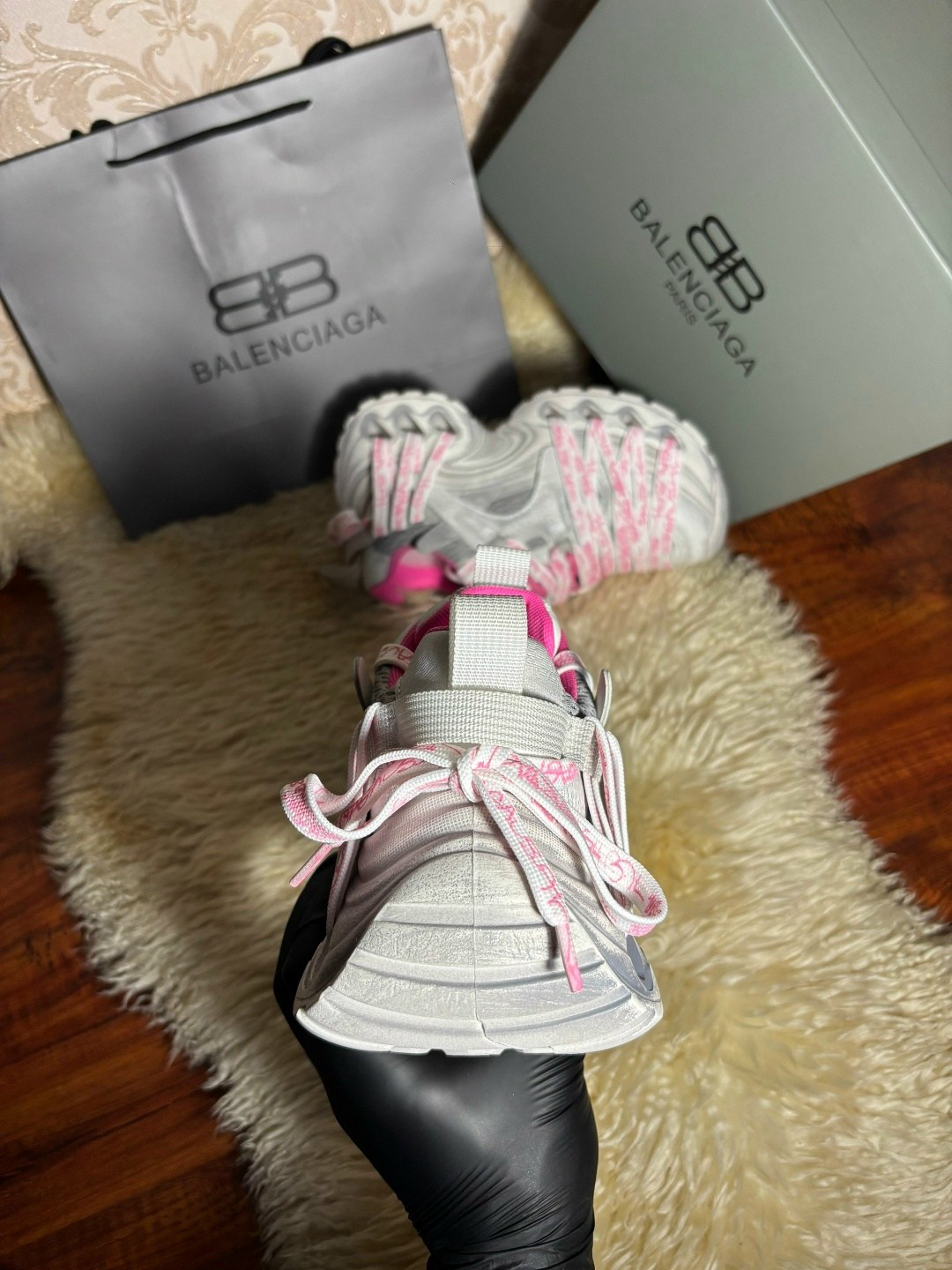 кроссовки женские balenciaga,balenciaga кроссовки,женские кроссовки balenciaga 3xl,кроссовки balenciaga 3xl,женские кроссовки balenciaga 3xl серебристые с розовым