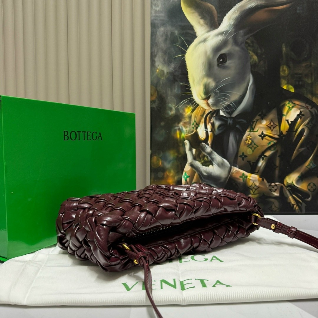сумка bottega veneta женская,bottega veneta сумка,сумка наплечная бордо bottega veneta,сумка bottega,bottega veneta