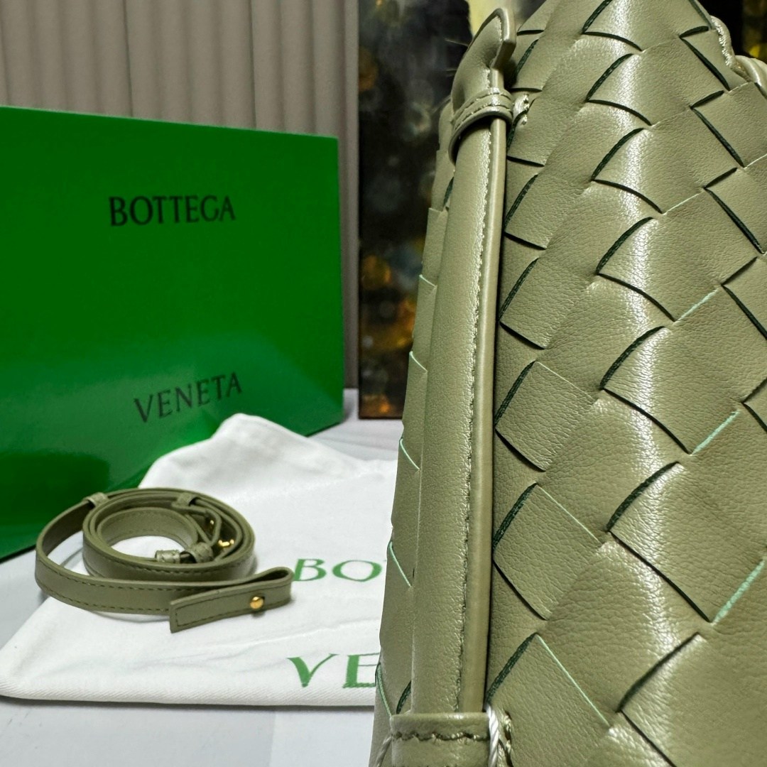 сумка bottega veneta,косметичка bottega veneta,сумка через плечо из натуральной кожи vanity bottega veneta черный,сумка женская bottega veneta,сумка-коробка из натуральной кожи bottega veneta