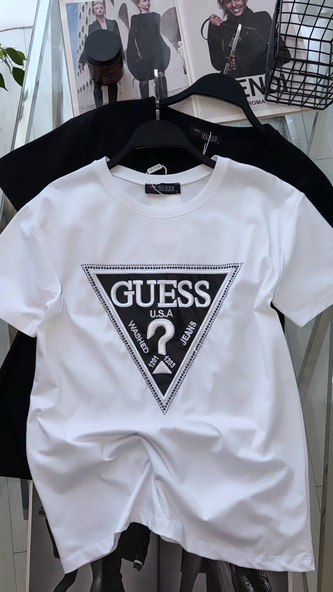 женские футболки guess,футболка guess,футболка с принтом guess,мужские футболки guess,футболка guess белый