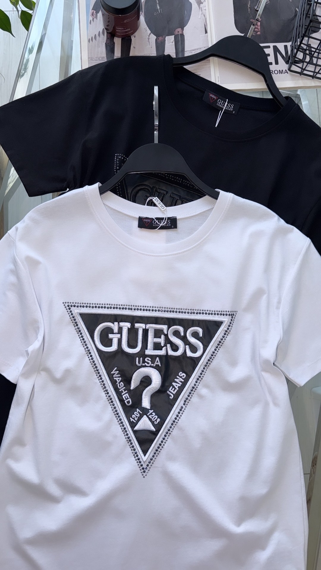 женские футболки guess,футболка guess,футболка с принтом guess,мужские футболки guess,футболка guess белый