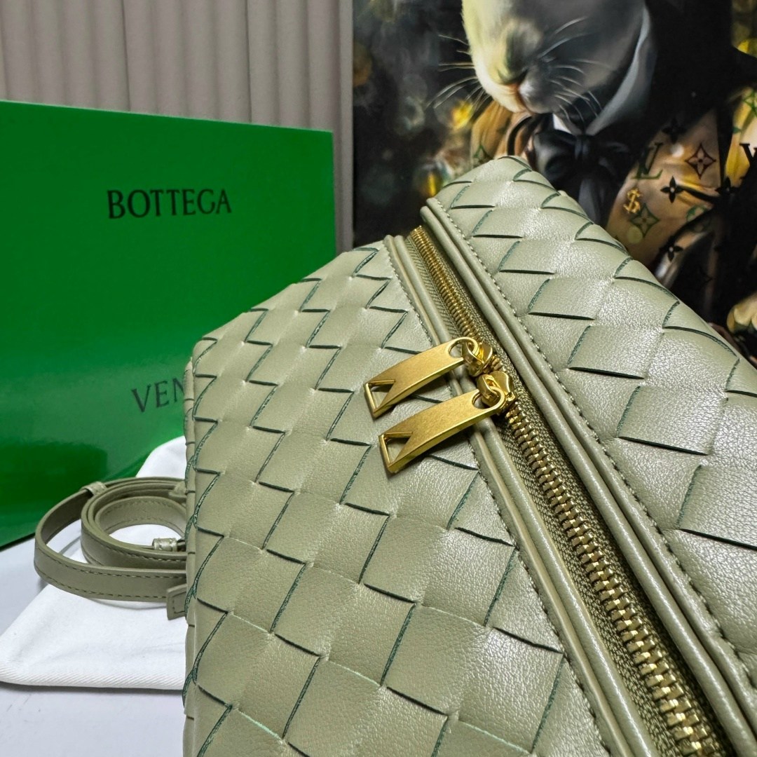 сумка bottega veneta,косметичка bottega veneta,сумка через плечо из натуральной кожи vanity bottega veneta черный,сумка женская bottega veneta,сумка-коробка из натуральной кожи bottega veneta