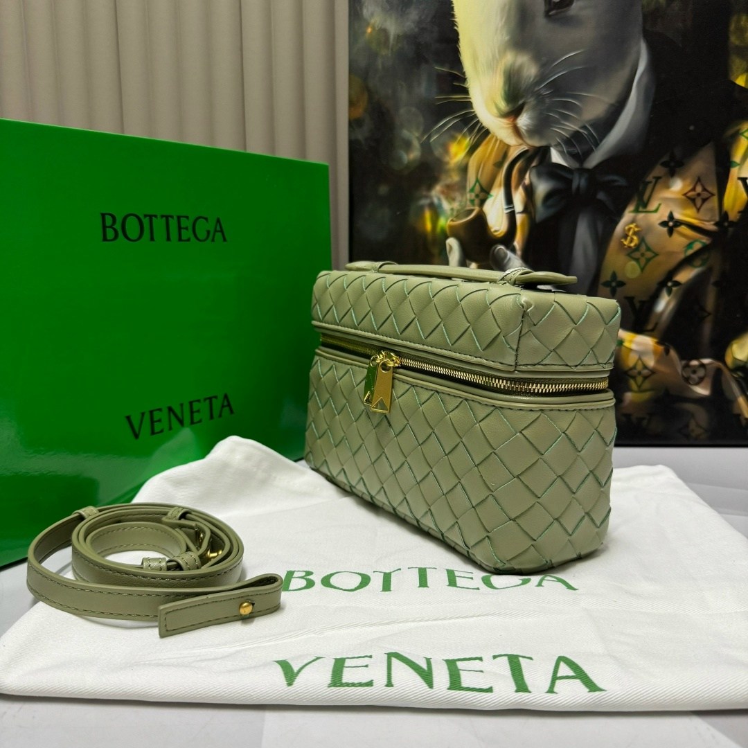 сумка bottega veneta,косметичка bottega veneta,сумка через плечо из натуральной кожи vanity bottega veneta черный,сумка женская bottega veneta,сумка-коробка из натуральной кожи bottega veneta