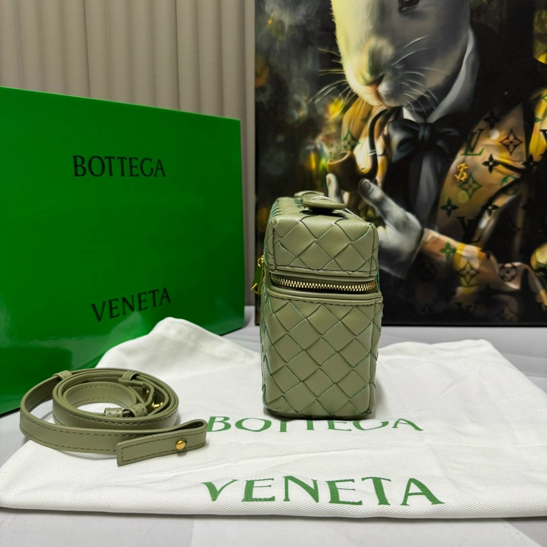 сумка bottega veneta,косметичка bottega veneta,сумка через плечо из натуральной кожи vanity bottega veneta черный,сумка женская bottega veneta,сумка-коробка из натуральной кожи bottega veneta