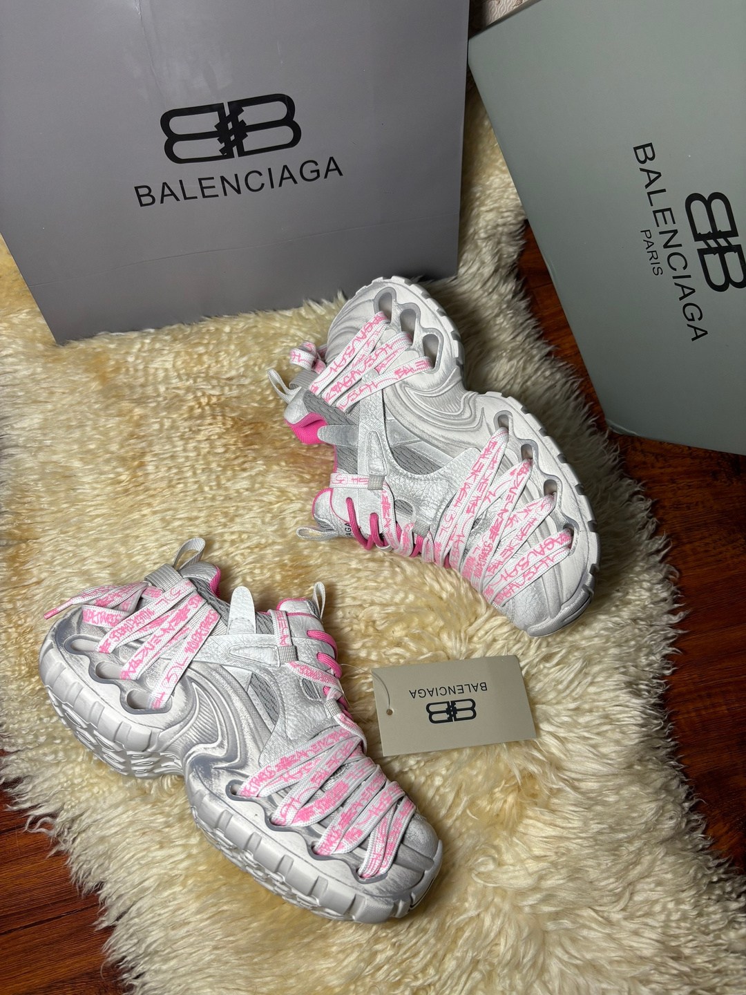 кроссовки женские balenciaga,balenciaga кроссовки,женские кроссовки balenciaga 3xl,кроссовки balenciaga 3xl,женские кроссовки balenciaga 3xl серебристые с розовым