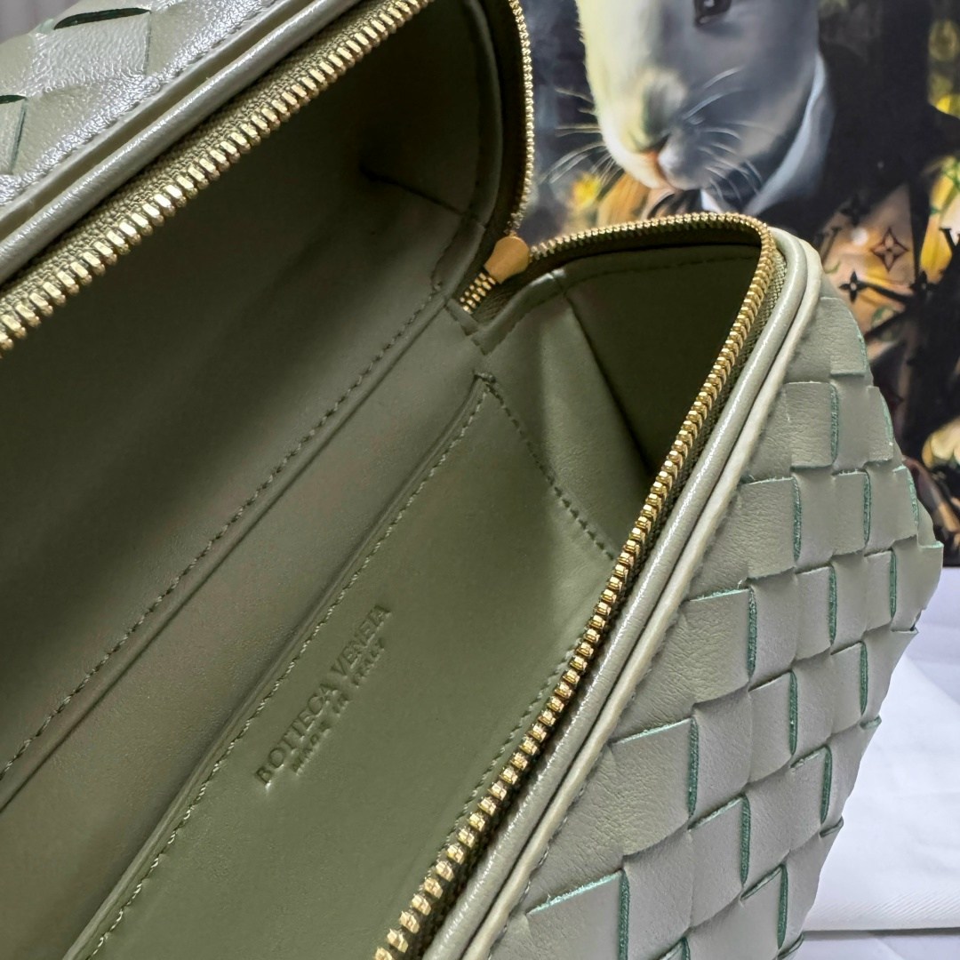 сумка bottega veneta,косметичка bottega veneta,сумка через плечо из натуральной кожи vanity bottega veneta черный,сумка женская bottega veneta,сумка-коробка из натуральной кожи bottega veneta