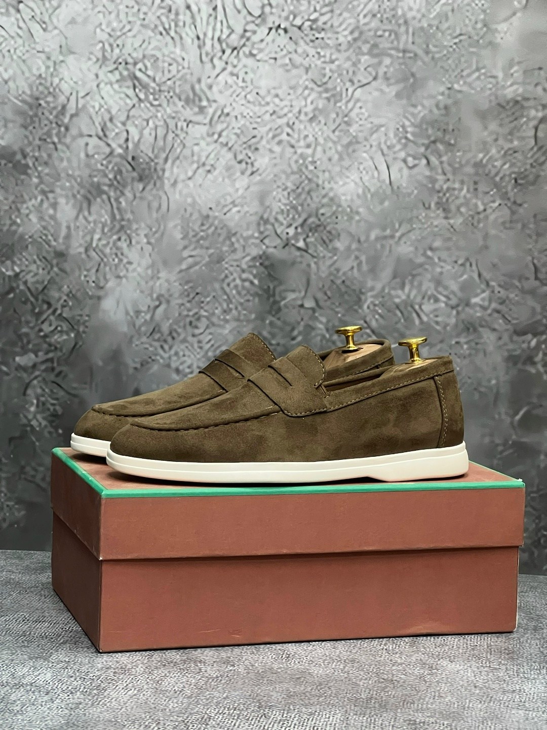 лоферы мужские замшевые loro piana suede lux olive,лоферы замшевые,лоферы мужские замшевые с белой подошвой,мужские замшевые лоферы,