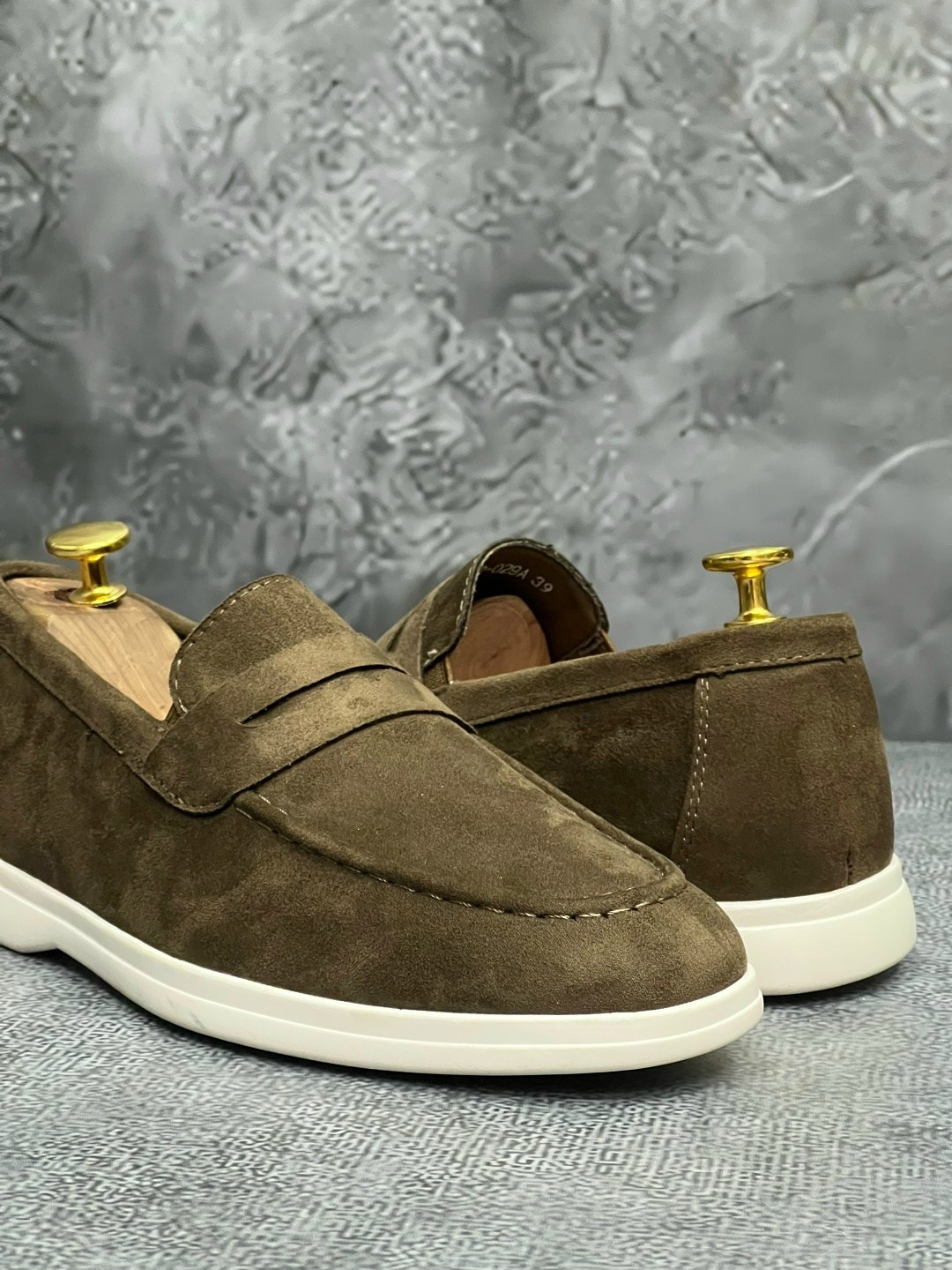 лоферы мужские замшевые loro piana suede lux olive,лоферы замшевые,лоферы мужские замшевые с белой подошвой,мужские замшевые лоферы,