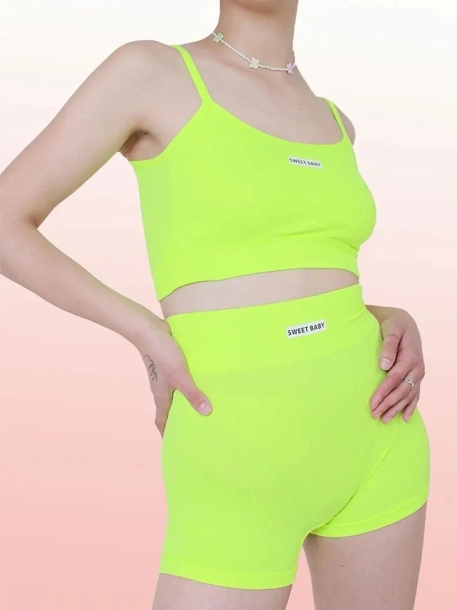 женская спортивная одежда,комплект белья с шортами unin underwear цвет белый,женские спортивные костюмы,костюм спортивный комплект топ и шорты,комплект белья с шортами в рубчик goway цвет белый