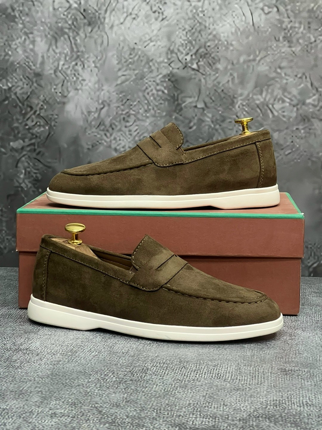 лоферы мужские замшевые loro piana suede lux olive,лоферы замшевые,лоферы мужские замшевые с белой подошвой,мужские замшевые лоферы,