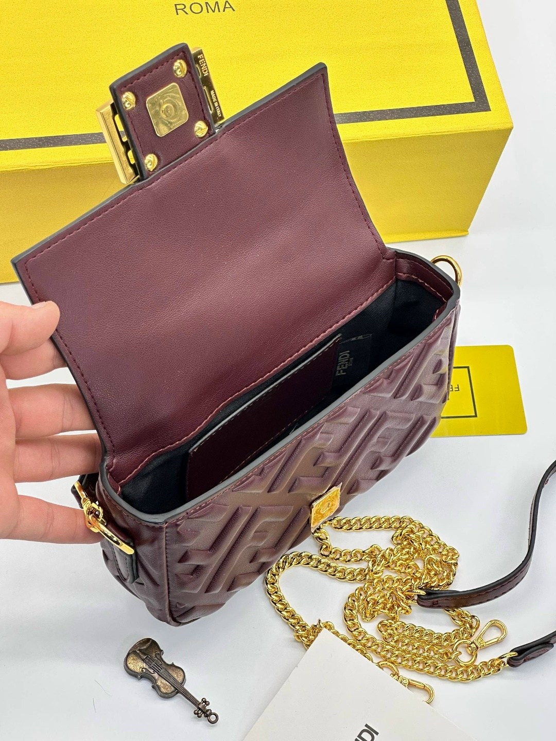 fendi сумка,сумка fendi baguette,fendi сумка на плечо,сумка фенди,женская сумка fendi