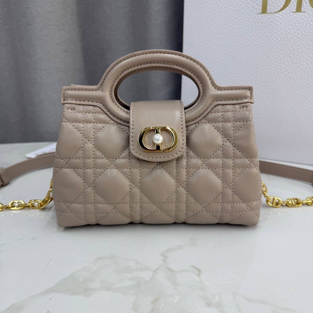 сумка dior lady dior shoulder bag handbag,dior сумка,сумка кристиан диор белая кожа,женская сумка dior,сумка диор белая
