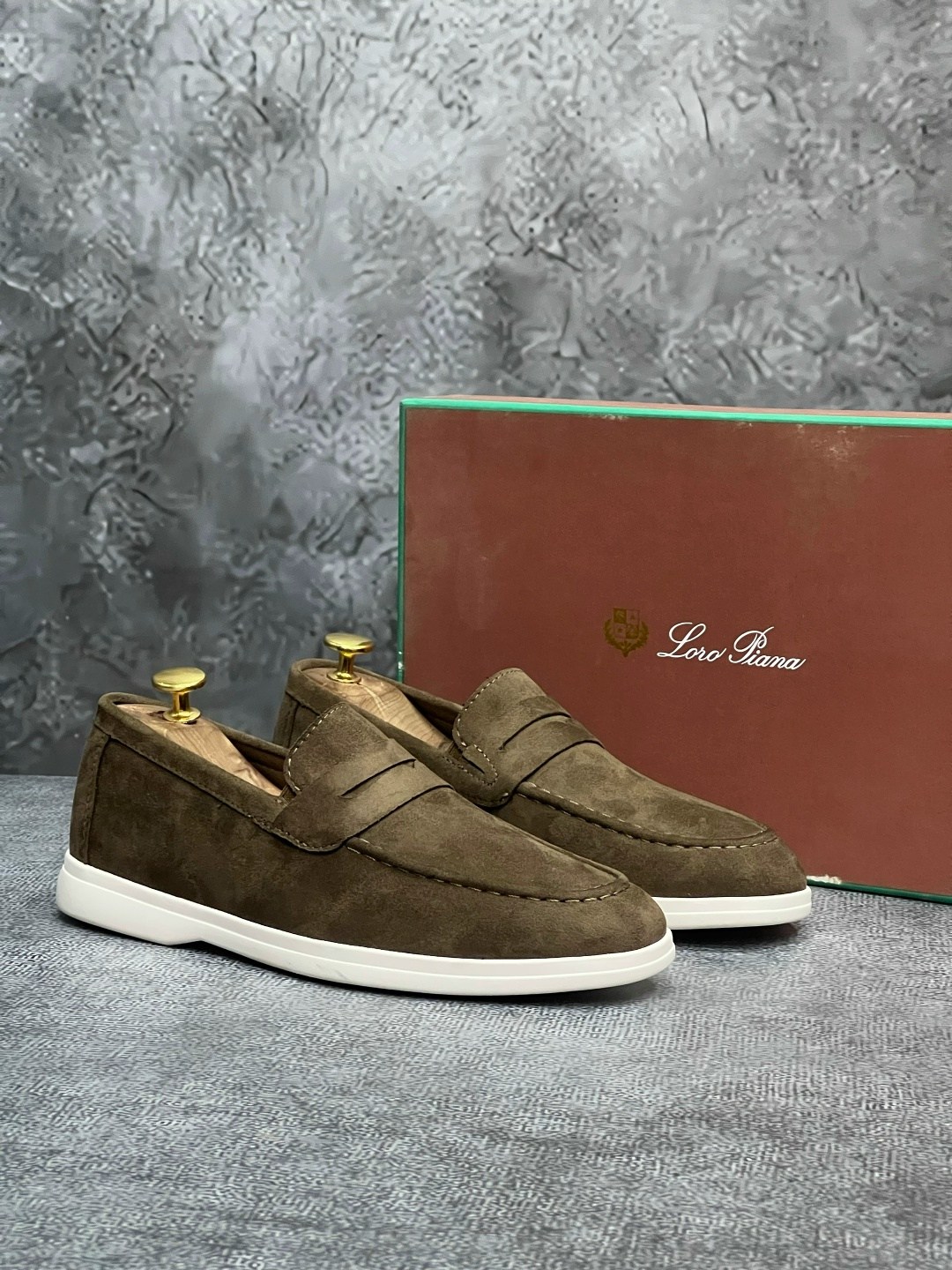 лоферы мужские замшевые loro piana suede lux olive,лоферы замшевые,лоферы мужские замшевые с белой подошвой,мужские замшевые лоферы,