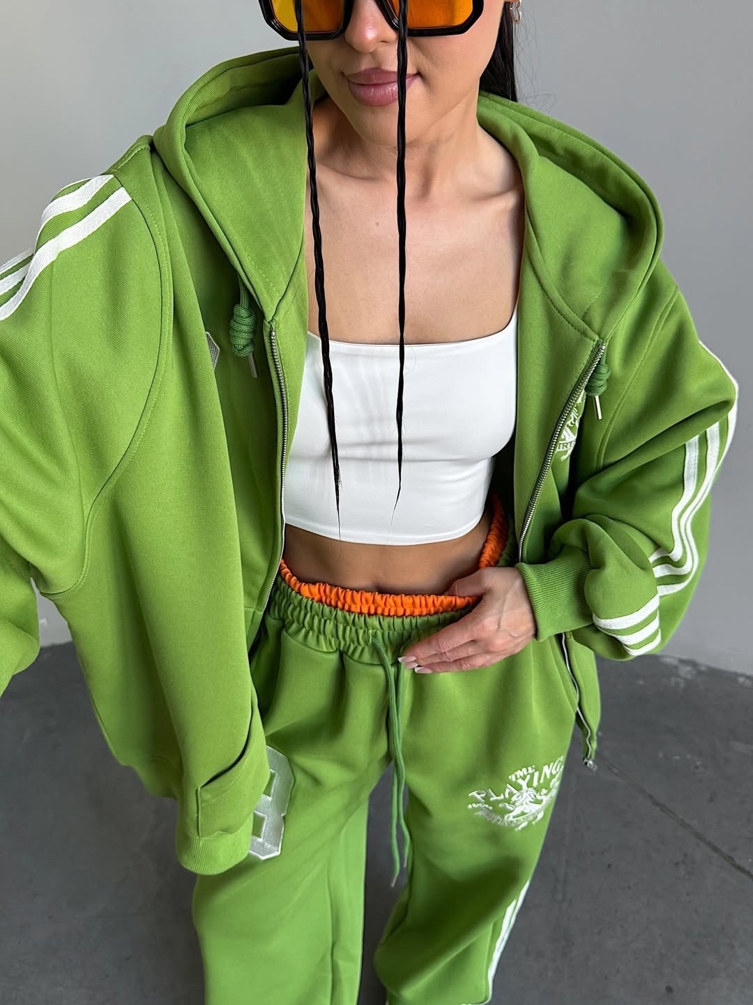 спортивный костюм женский,спортивный костюм,одежда модная,костюм с лампасами