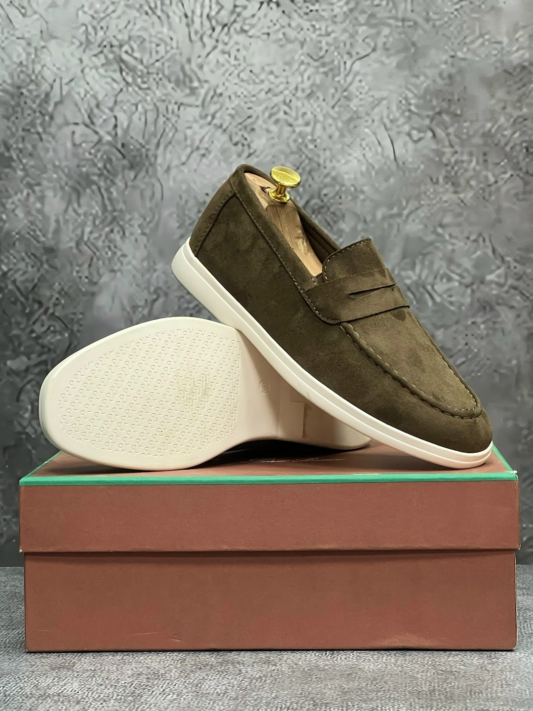 лоферы мужские замшевые loro piana suede lux olive,лоферы замшевые,лоферы мужские замшевые с белой подошвой,мужские замшевые лоферы,