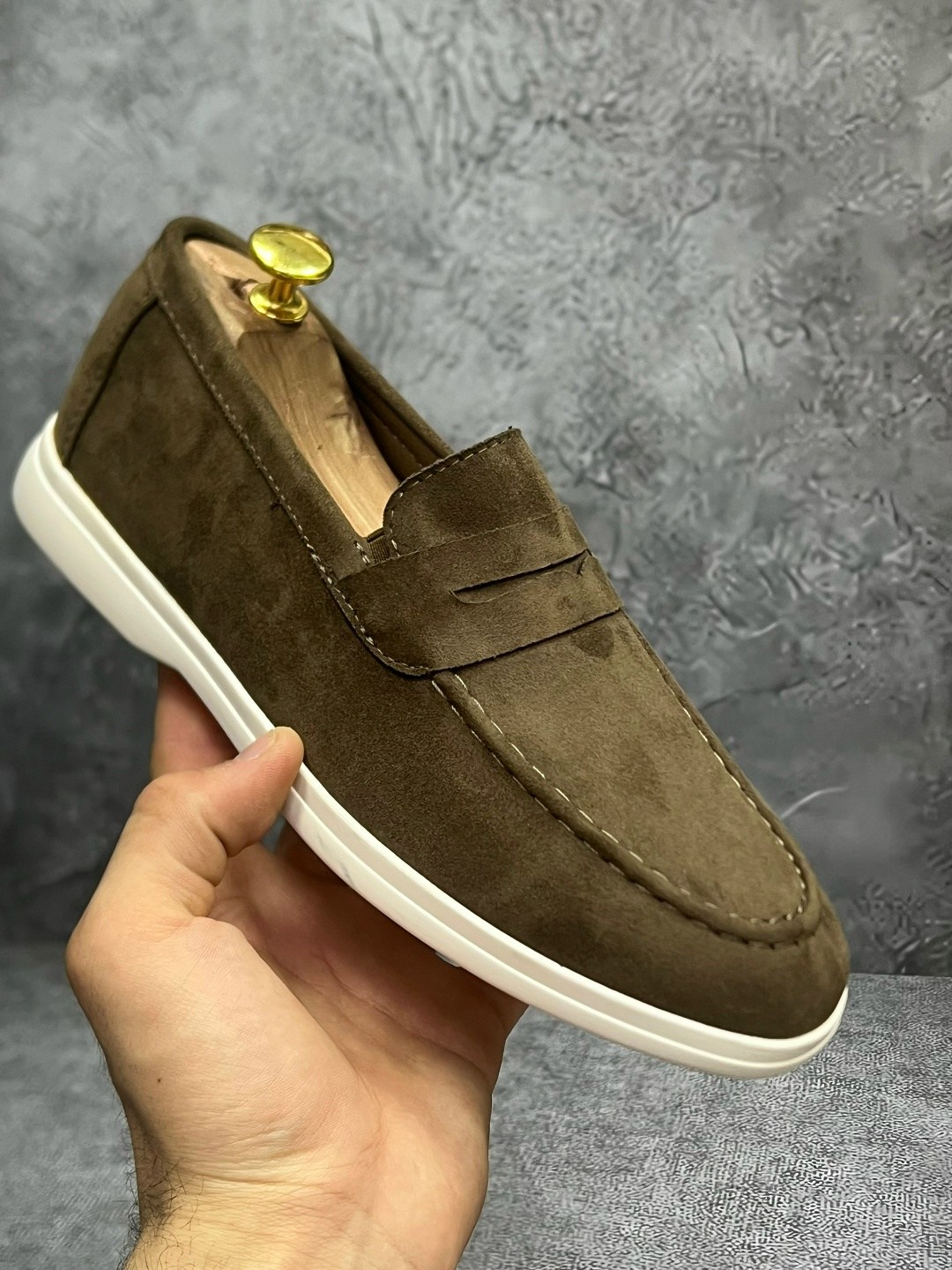 лоферы мужские замшевые loro piana suede lux olive,лоферы замшевые,лоферы мужские замшевые с белой подошвой,мужские замшевые лоферы,