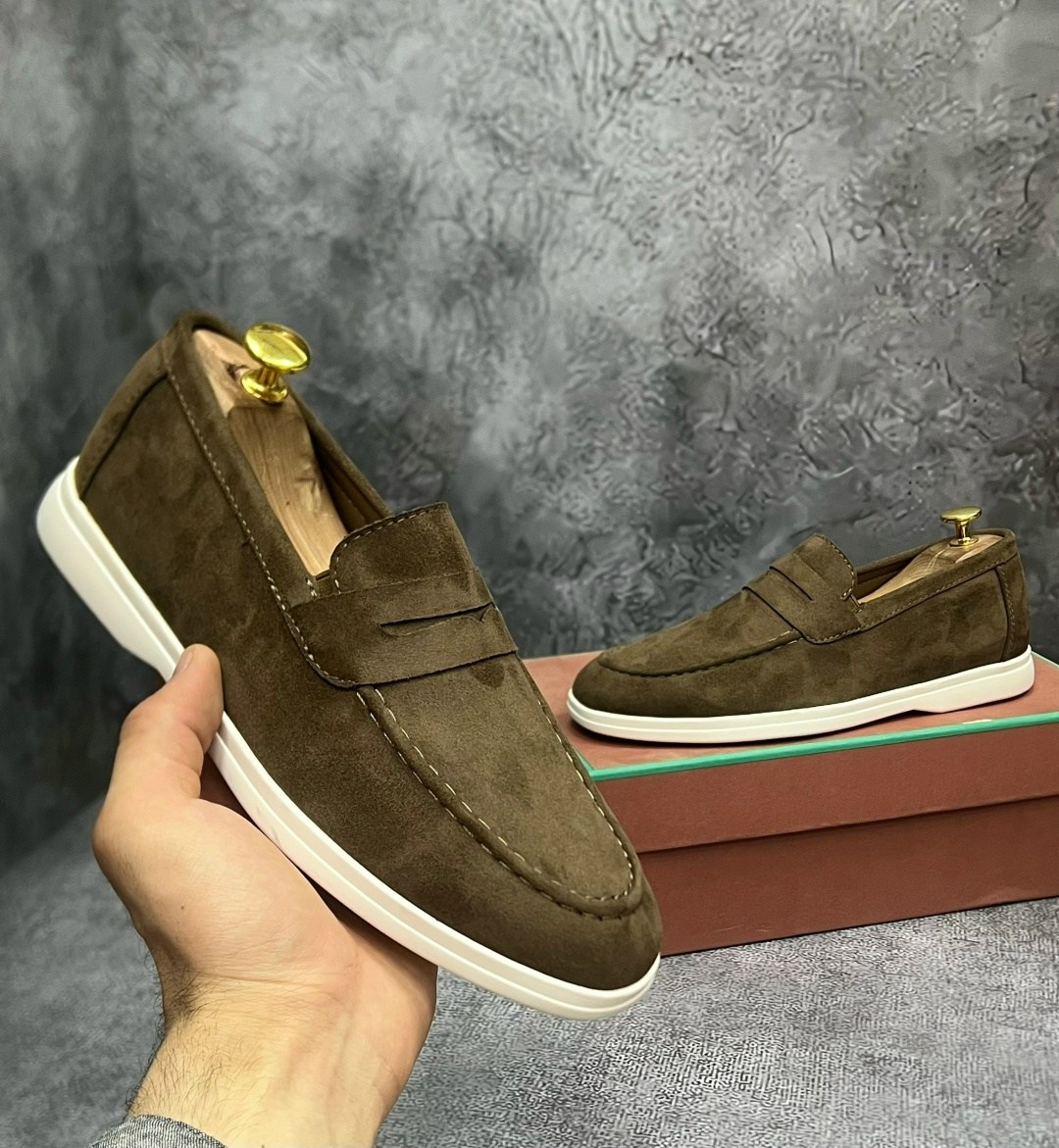 лоферы мужские замшевые loro piana suede lux olive,лоферы замшевые,лоферы мужские замшевые с белой подошвой,мужские замшевые лоферы,
