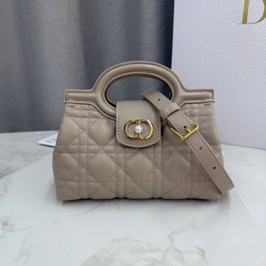 сумка dior lady dior shoulder bag handbag,dior сумка,сумка кристиан диор белая кожа,женская сумка dior,сумка диор белая