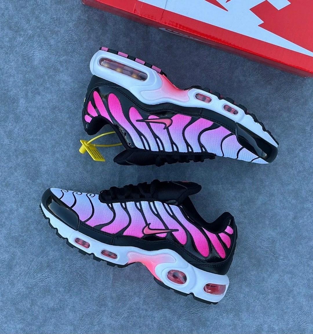 nike air max plus tn,supreme x nike air max plus tn,nike air max plus,кроссовки,кроссовки nike air max plus