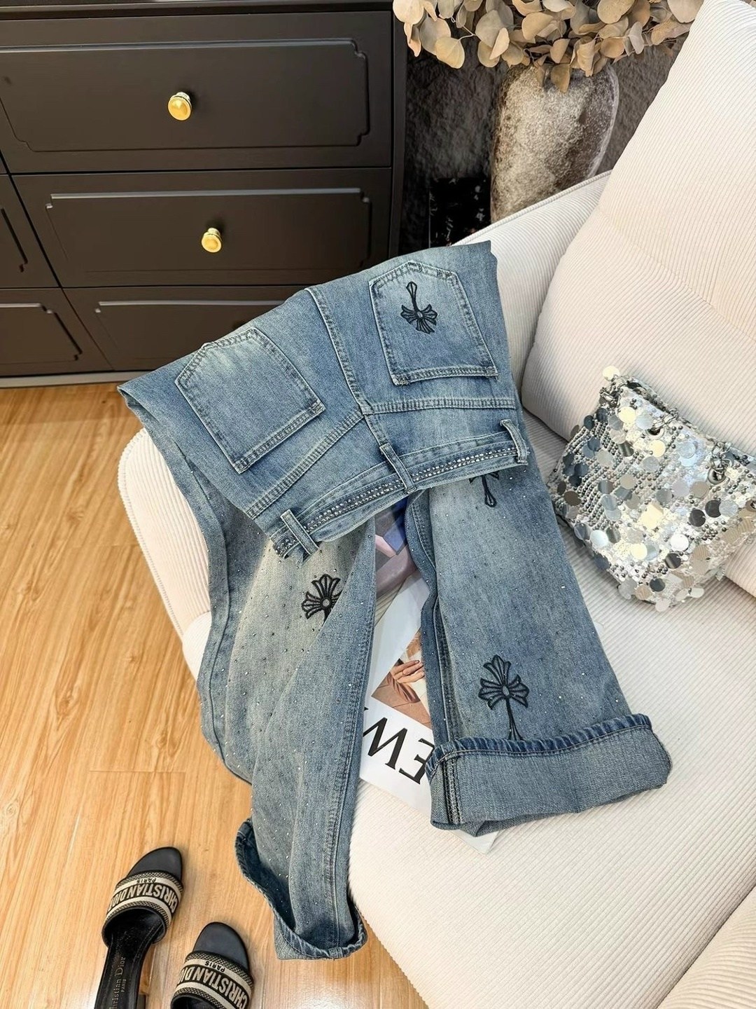 джинсы chrome hearts,джинсы стиль,женские джинсы,стильные джинсы,джинсы модные