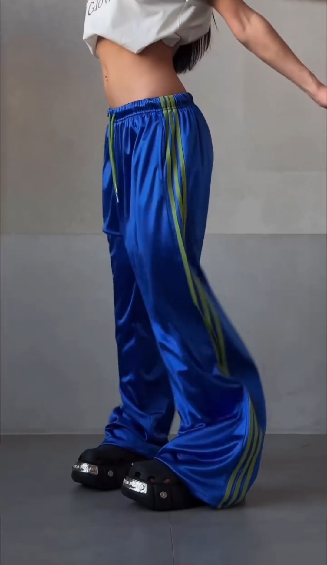 красные спортивные брюки adidas originals firebird,штаны адидас,спортивные брюки,широкие штаны адидас,широкие брюки адидас женские