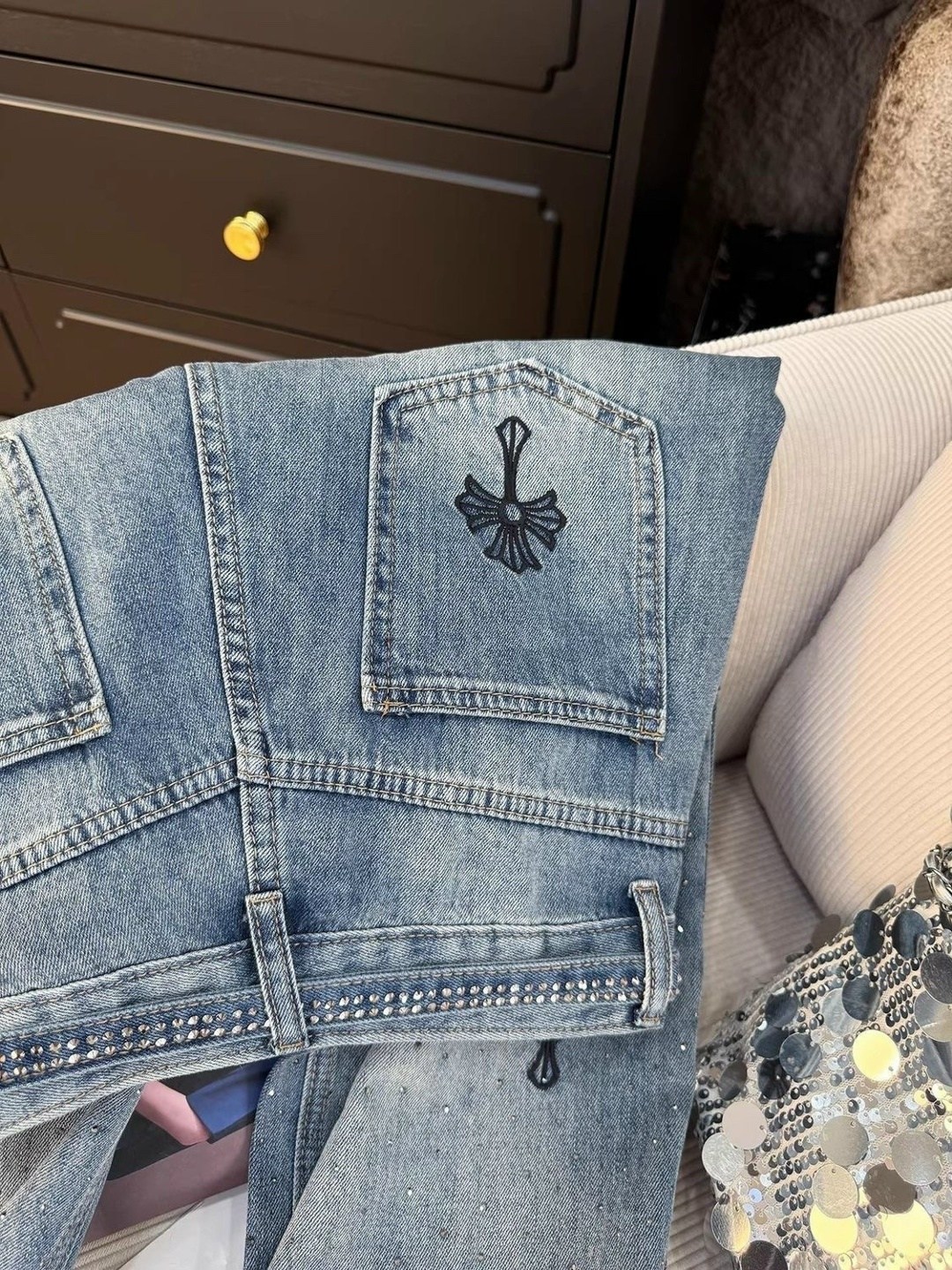 джинсы chrome hearts,джинсы стиль,женские джинсы,стильные джинсы,джинсы модные