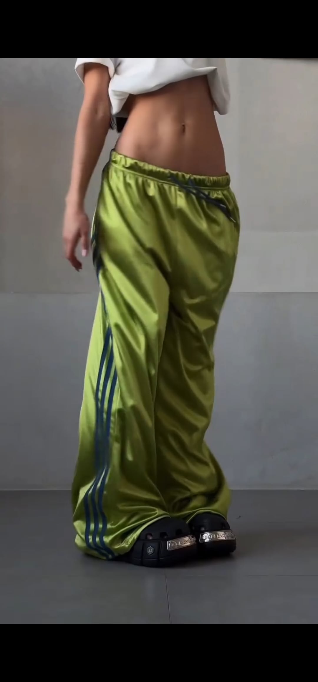 красные спортивные брюки adidas originals firebird,штаны адидас,спортивные брюки,широкие штаны адидас,широкие брюки адидас женские
