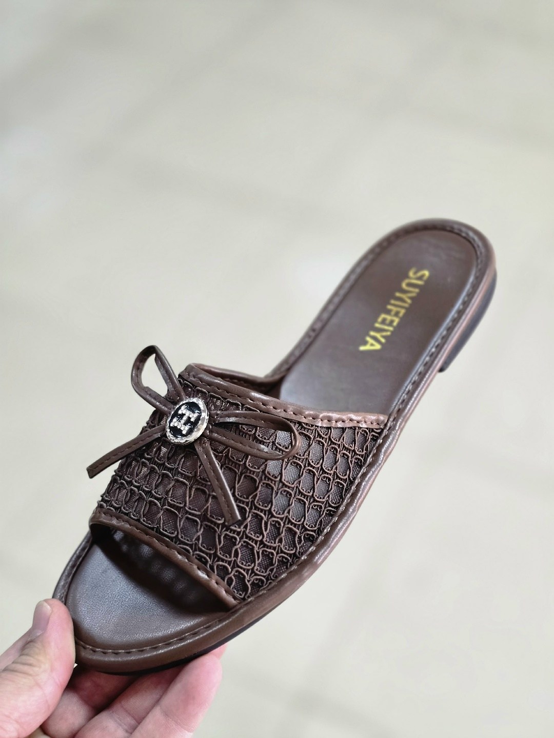 шлепанцы женские,шлепанцы chanel,шлепки женские,модные шлепанцы,черные шлепанцы