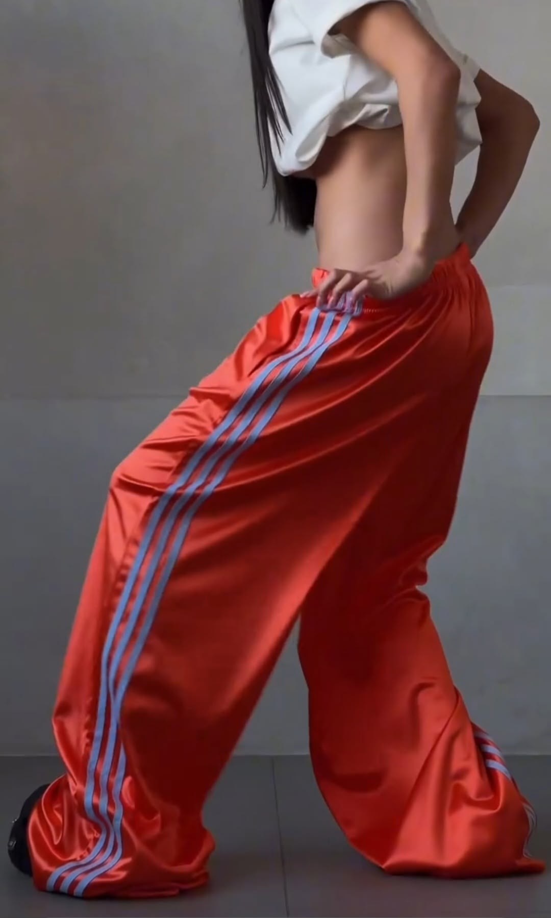 красные спортивные брюки adidas originals firebird,штаны адидас,спортивные брюки,широкие штаны адидас,широкие брюки адидас женские