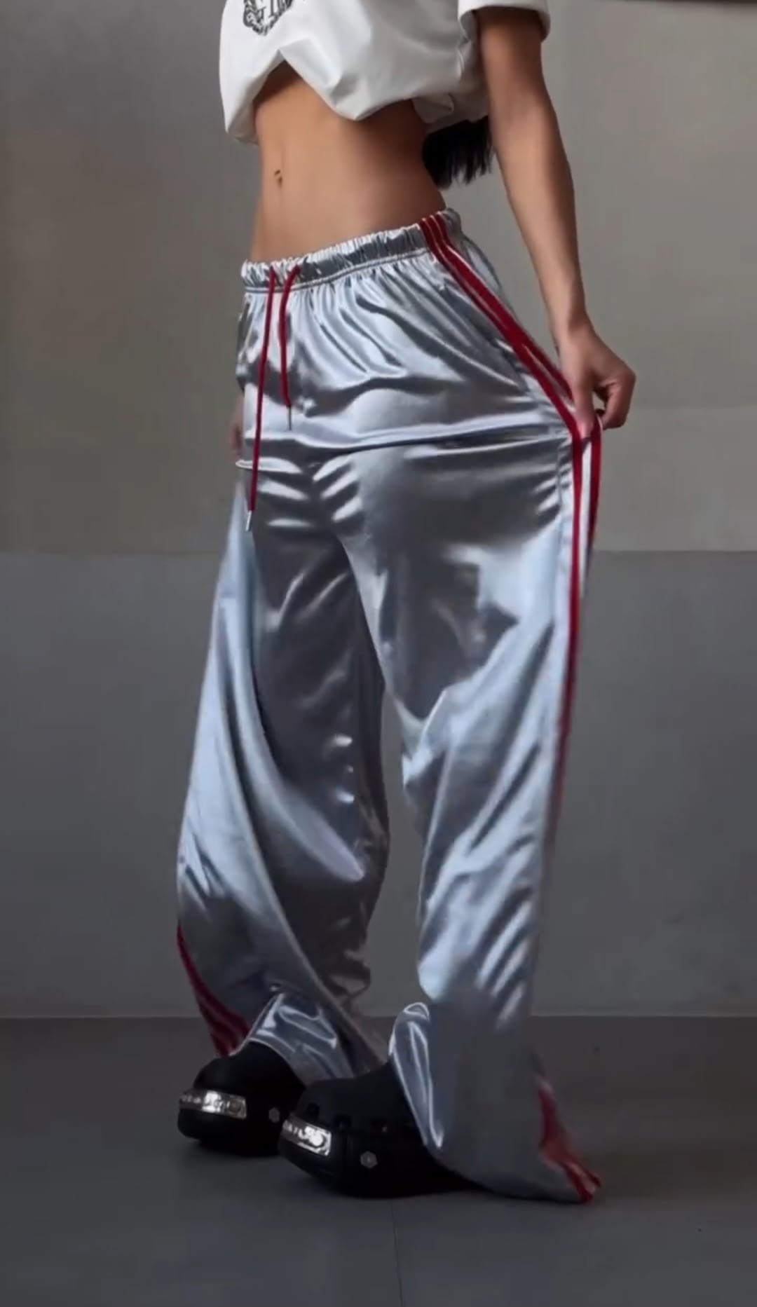 красные спортивные брюки adidas originals firebird,штаны адидас,спортивные брюки,широкие штаны адидас,широкие брюки адидас женские