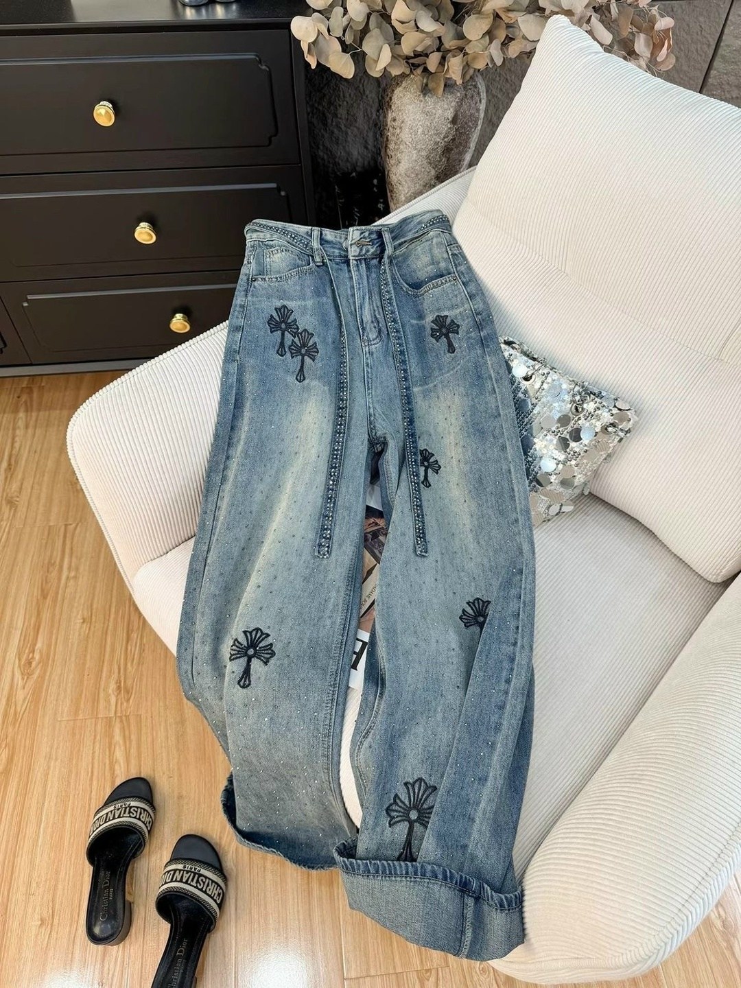 джинсы chrome hearts,джинсы стиль,женские джинсы,стильные джинсы,джинсы модные