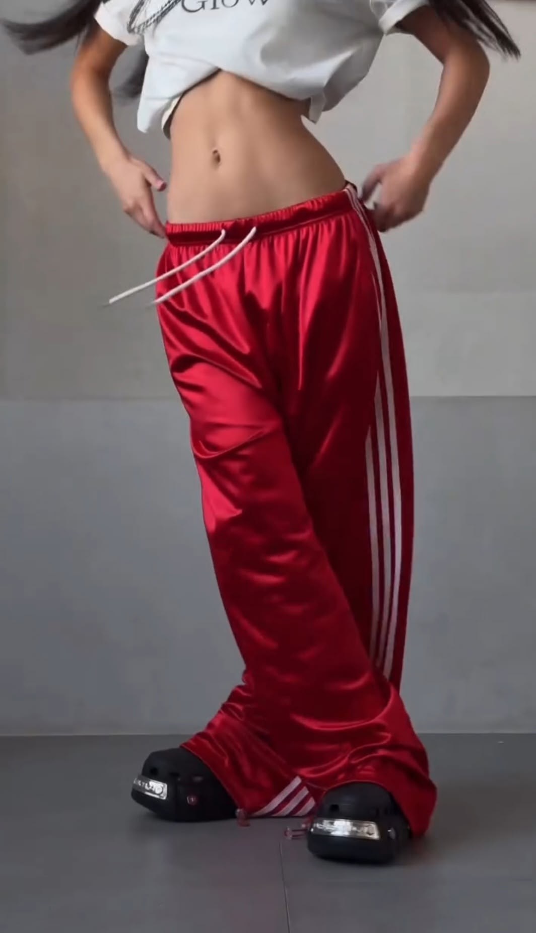 красные спортивные брюки adidas originals firebird,штаны адидас,спортивные брюки,широкие штаны адидас,широкие брюки адидас женские