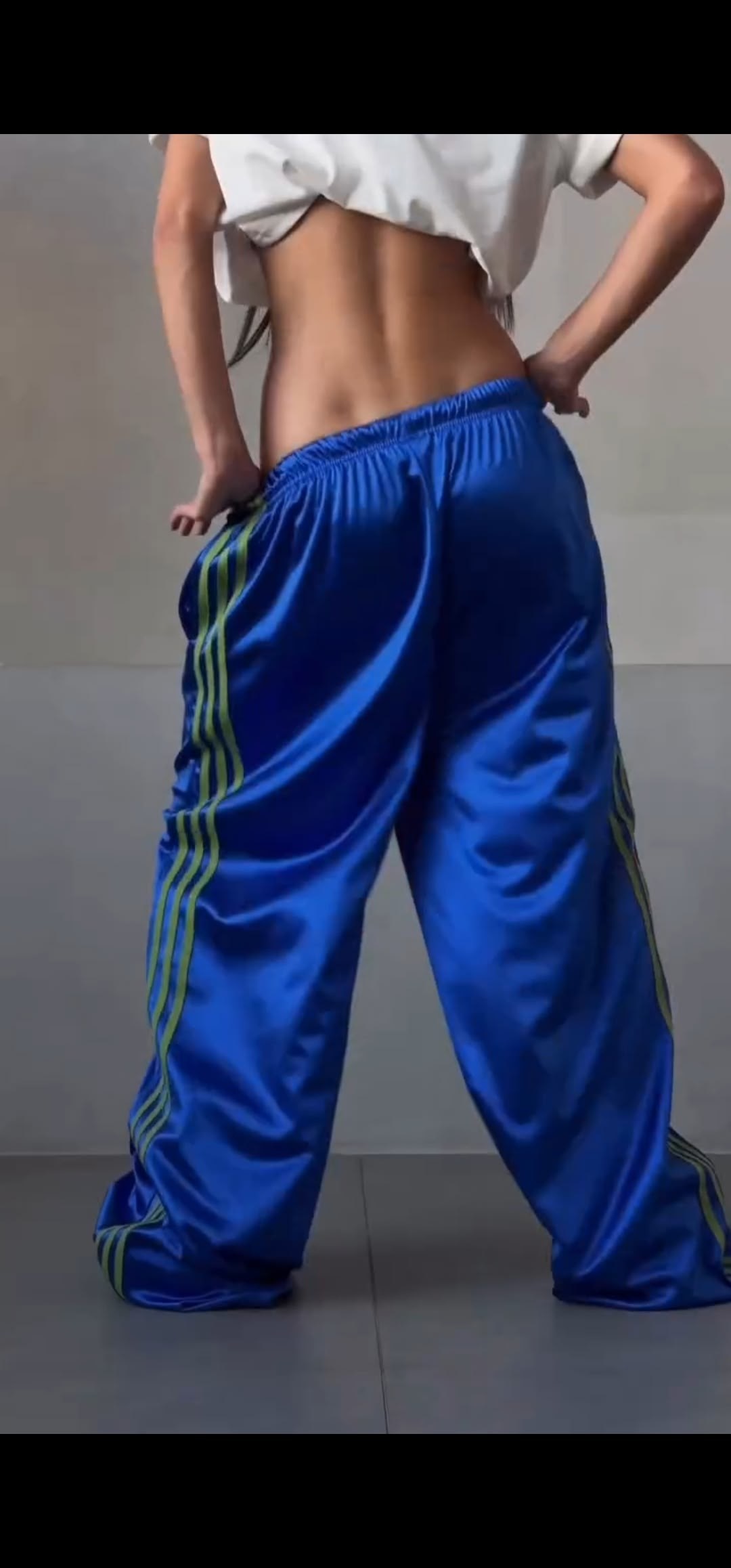 красные спортивные брюки adidas originals firebird,штаны адидас,спортивные брюки,широкие штаны адидас,широкие брюки адидас женские