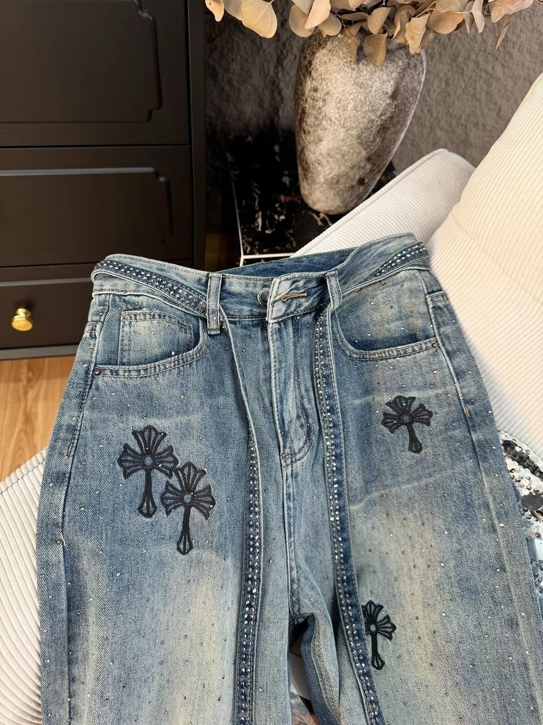 джинсы chrome hearts,джинсы стиль,женские джинсы,стильные джинсы,джинсы модные