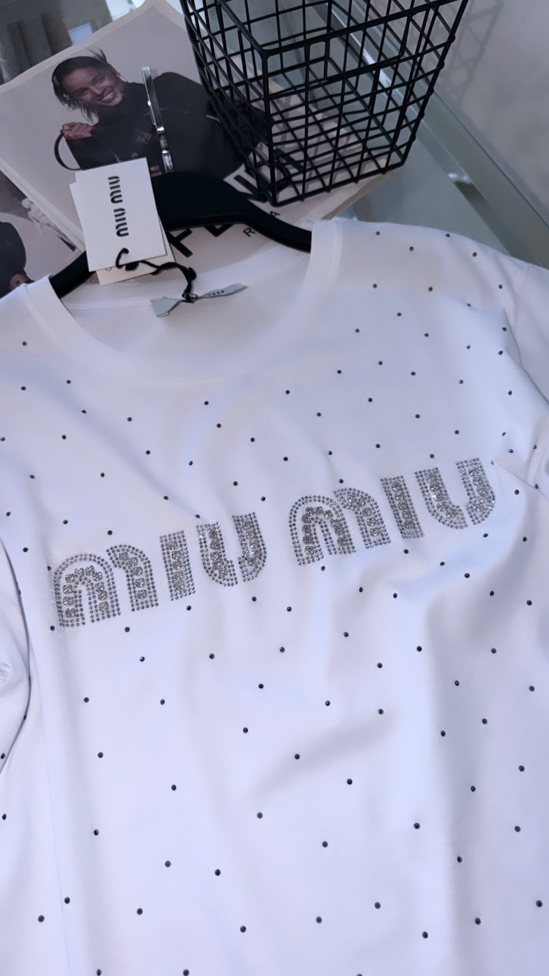миу миу футболка,белая футболка стразы миу миу,футболка miu miu белая со стразами,футболка со стразами женская,футболка со стразами