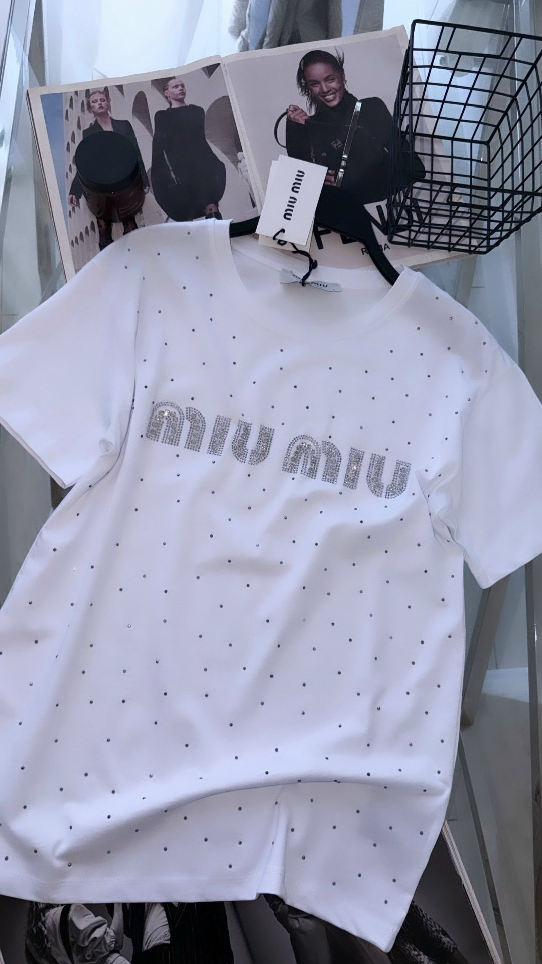 миу миу футболка,белая футболка стразы миу миу,футболка miu miu белая со стразами,футболка со стразами женская,футболка со стразами