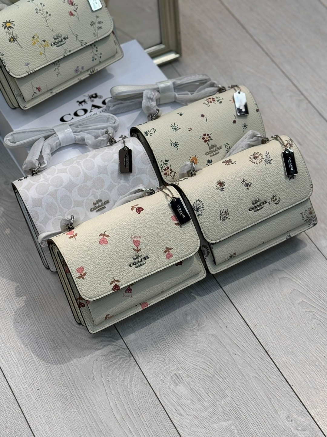 женская сумка coach,сумка coach,сумка через плечо кросс боди coach,сумка кроссбоди coach с цветочками,coach klare сумка
