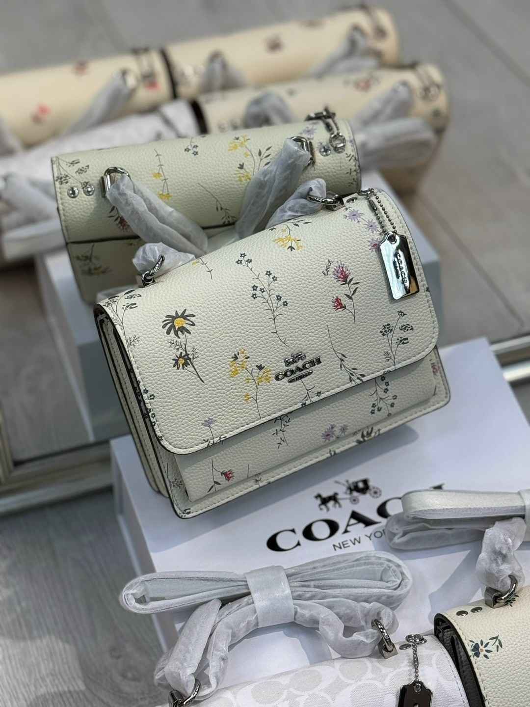 женская сумка coach,сумка coach,сумка через плечо кросс боди coach,сумка кроссбоди coach с цветочками,coach klare сумка